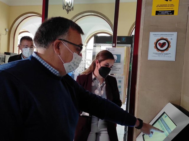 Morales en el quiosco para cita previa en el Registro Civil y que se ha habilitado en la entrada de la Audiencia de Jaén