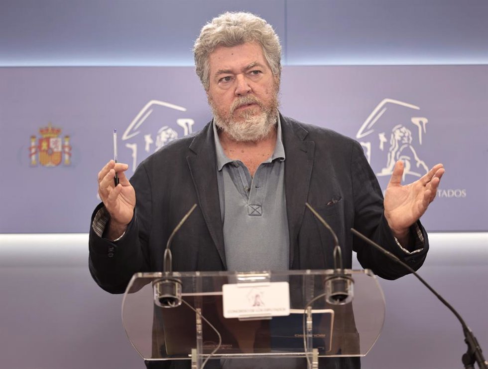 Archivo - El portavoz de Unidas Podemos en la comisión de Transición Ecológica y coordinador de Alianza Verde, Juantxo López de Uralde, ofrece una rueda de prensa en el Congreso de los Diputados, Madrid, (España).