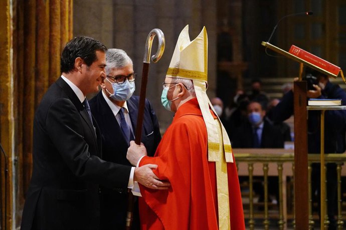 El presidente de CEOE, Antonio Garamendi (i), saluda al obispo de Santiago de Compostela, Julián Barrio Barrio, a su llegada a una ofrenda al Apóstol Santiago, a 12 de noviembre de 2021, en Santiago de Compostela, Galicia, (España). Garamendi, en repres