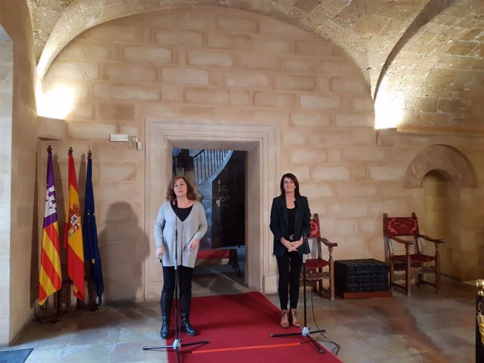 La presidenta del Govern, Francina Armengol, se reúne con la presidenta del Consell de Formentera, Ana Juan, en el Consolat de Mar.