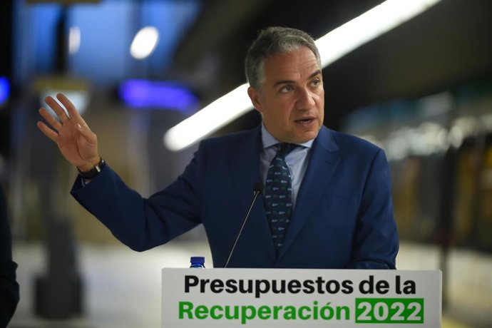 El consejero de la Presidencia, Administración Pública e Interior, Elías Bendodo (c) en una foto de archivo.