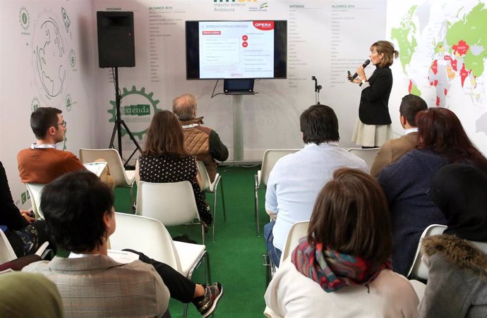 Archivo - Ponencia en un stand de Extenda en foto de archivo.