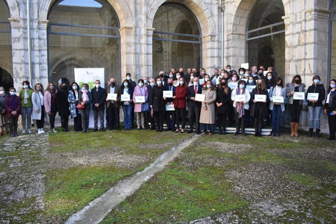 Carnero con las participantes en el III Foro de Emprendimiento de la Mujer Rural.