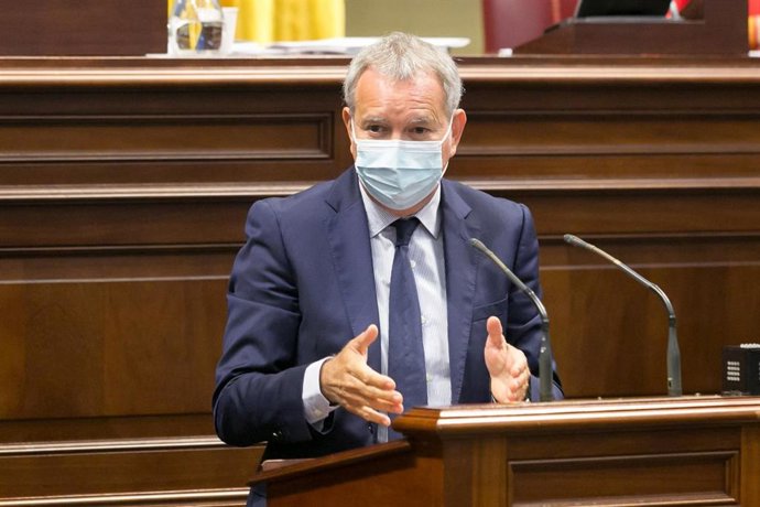 El consejero de Obras Públicas del Gobierno de Canarias, Sebastián Franquis, en el Pleno del Parlamento