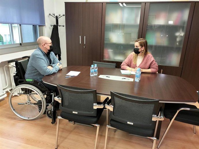 El secretario general de CCOO Aragón, Manuel Pina, y la consejera de Ciencia del Gobierno de Aragón, Maru Díaz.