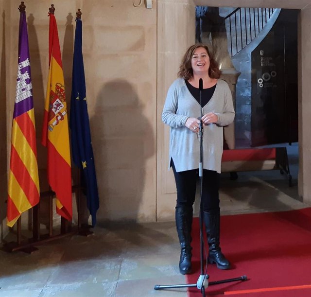 La presidenta del Govern, Francina Armengol, en rueda de prensa en el Consolat de Mar.