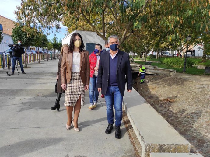 Purificación Joyera y Matías González visitan la zona que resultó afectada por las inundaciones en Hinojosa.