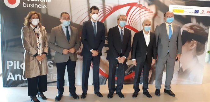 Foto de familia tras la clausura del programa piloto 5G de Vodafone.