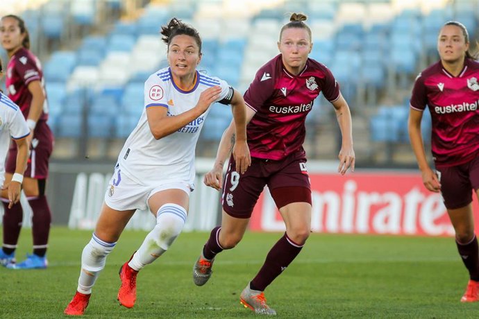 Archivo - Sanni Franssi jugadora de la Real Sociedad pugna con Ivana Andrés del Real Madrid en la Primera Iberdrola 2021-2022 