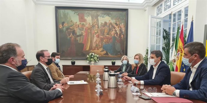 Reunión entre representantes del Gobierno en Andalucía y responsables de la CEA y la FOE.