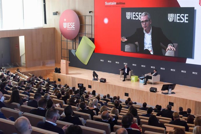 El presidente ejecutivo de Inditex, Pablo Isla (i), debate junto al presidente de McKinsey Iberia, Alejandro Beltrán (d), en un diálogo titulado 'Liderando la industria textil hacia la sostenibilidad' en el Campus IESE, a 12 de noviembre de 2021, en Mad