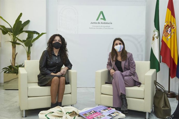 La consejera de Igualdad, Rocío Ruiz, (i) y la Ministra de Igualdad, Irene Montero, (d) durante la visita de la Ministra de Igualdad a la Consejería de Igualdad, a 12 de noviembre de 2021 en la Consejería del Igualdad de la Junta Andalucía en Sevilla
