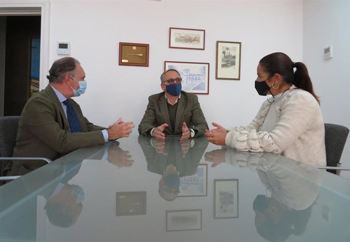 La delegada de Turismo de la Junta en Huelva, María Ángeles Muriel, y el delegado de Empleo, Formación, Trabajo Autónomo en Huelva, Antonio Augustín en su reunión con el CEO de Thursa Incoming S.L, David Hidalgo.