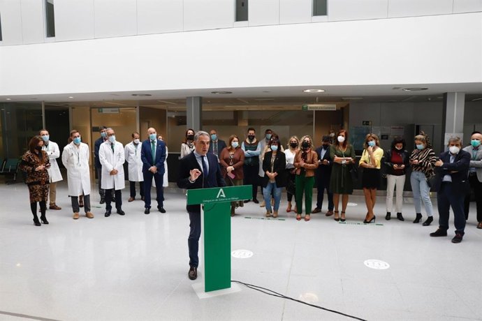 El consejero de la Presidencia, Administración Pública e Interior, Elías Bendodo, en el hospital del Guadalhorce.