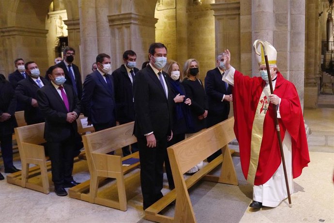 El presidente de CEOE, Antonio Garamendi (i), y el obispo de Santiago de Compostela, Julián Barrio Barrio (d), en una ofrenda al Apóstol Santiago, a 12 de noviembre de 2021, en Santiago de Compostela, Galicia, (España). Garamendi, en representación de l