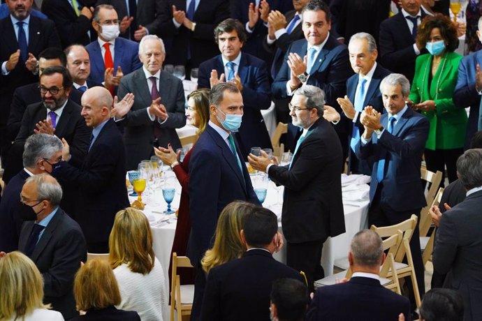 El Rey Felipe VI (c) durante el almuerzo que sirve para conmemorar el 40 aniversario de la Confederación de Empresarios de Galicia (CEG), en el Museo Centro Gaiás de la Cidade da Cultura, a 12 de noviembre de 2021, en Santiago de Compostela, Galicia, (