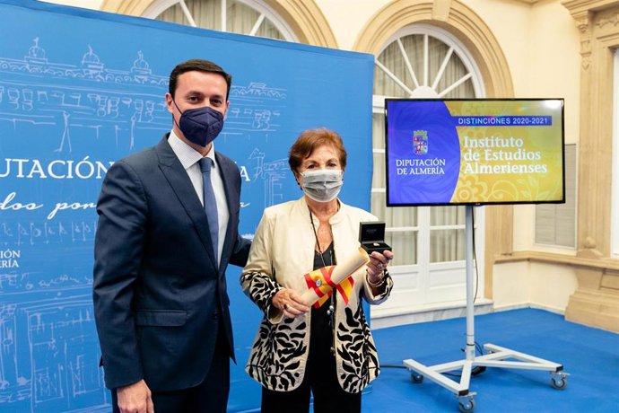 Javier Aureliano García junto a la periodista Rosa María Granados