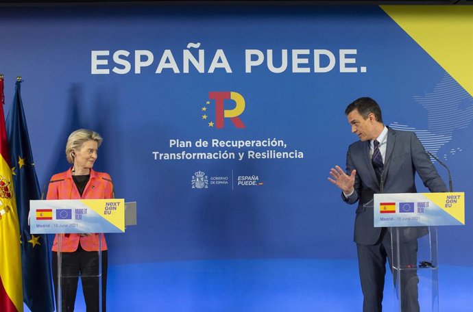 Archivo - La presidenta de la Comisión Europea, Ursula von der Leyen y el presidente del Gobierno, intervienen después de su reunión, en la sede de Red Eléctrica de España, a 16 de junio de 2021, en Alcobendas, Madrid (España). La Comisión Europea ha da