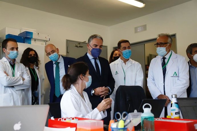 El consejero de la Presidencia, Administración Pública e Interior, Elías Bendodo, inaugura un laboratorio en el Hospital Valle del Guadalhorce para investigación de uro-oncología y cáncer de próstata