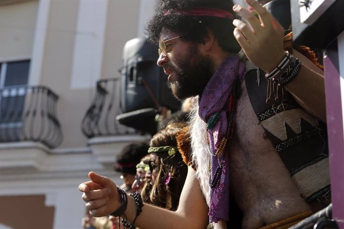 Archivo - Carrusel de coros Carnaval de Cádiz 2019. Las agrupaciones  salen a la calle a cantar al numeroso público asistente.