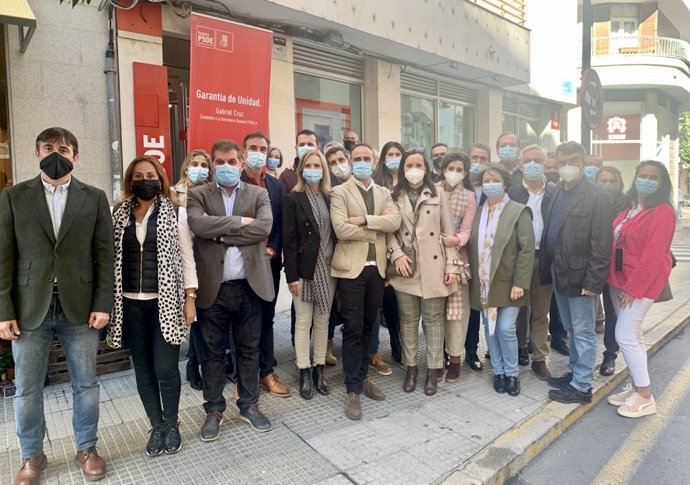 Presentan los avales a la precandidatura de Gabriel Cruz al liderazgo del PSOE de Huelva.