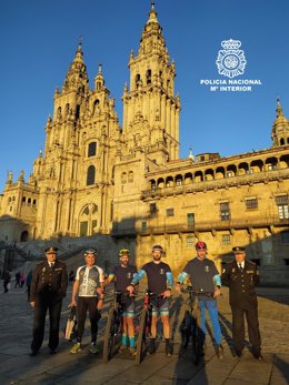Agentes de la Policía Nacional de Ourense realizan parte del Camino de Santiago en bicicleta en el marco del programa 'Protegemos el Camino, año jubilar 2021-2022'.