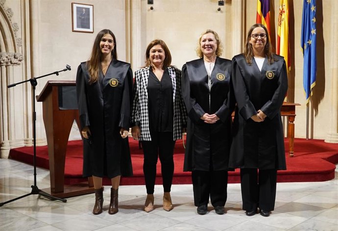 Francesca Figuerola y Miriam El Harrak, las nuevas letradas de la Abogacía de la Comunidad Autónoma de Baleares, junto a la consellera de Presidencia, Mercedes Garrido, y la directora de la Abogacía, Lourdes Aguiló.