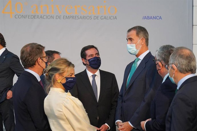 (I-D) La vicepresidenta segunda del Gobierno y ministra de Trabajo, Yolanda Díaz; el presidente de la Xunta, Alberto Núñez Feijóo; el presidente de CEOE, Antonio Garamendi; y el Rey Felipe VI, onversan durante el almuerzo que sirve para conmemorar el 40