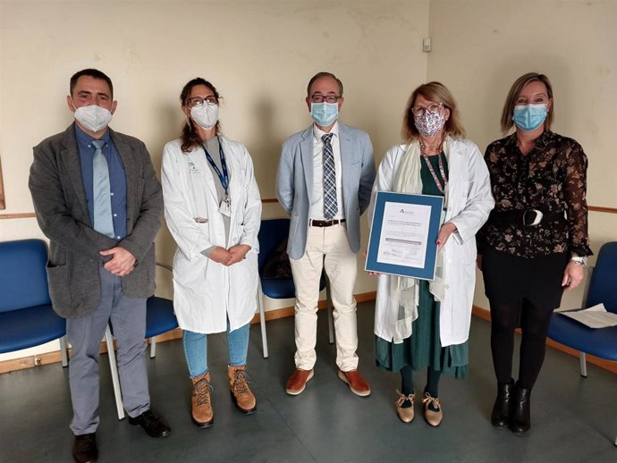 Entrega de la certificación de calidad en nivel 'Avanzado' de la Agencia de Calidad Sanitaria de Andalucía (ACSA), al centro de salud de Adoratrices (Huelva).