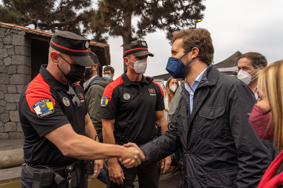 El líder del PP, Pablo Casado, durante una visita a La Palma para seguir la evolución del volcán de Cumbre Vieja