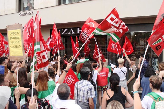Protesta ante un comercio para exigir el cumplimiento del convenio colectivo del sector.