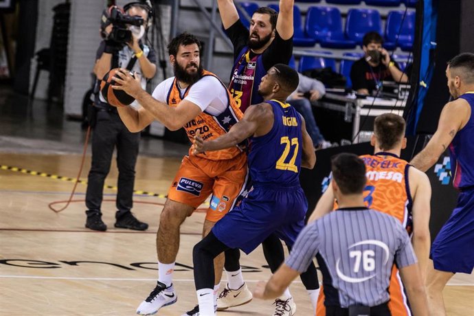 Archivo - Bojan Dubljevic defendido por Mirotic y Higgins en el Bara-Valencia Basket de la Liga Endesa 2020-2021