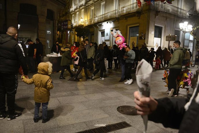Uno de los puestos de castañas asadas durante la celebración de la fiesta de los mangostos en el día de la festividad de San Martiño, patrón de Ourense, a 11 de noviembre de 2021, en Ourense, Galicia (España).