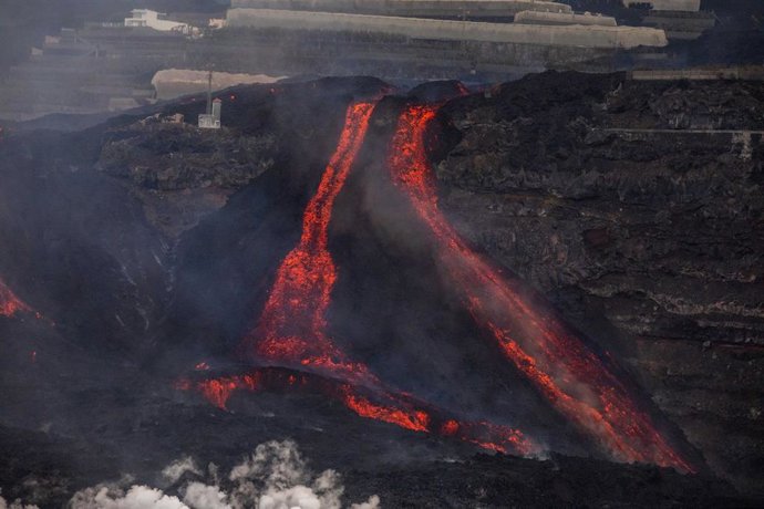 Coladas de lava del volcán de Cumbre Vieja desde la playa de Puerto Naos, a 11 de noviembre de 2021, en La Palma, Santa Cruz de Tenerife, Canarias (España). Las lanchas de desembarco (LCM) del Buque de Asalto Anfibio Castilla, han iniciado esta mañana