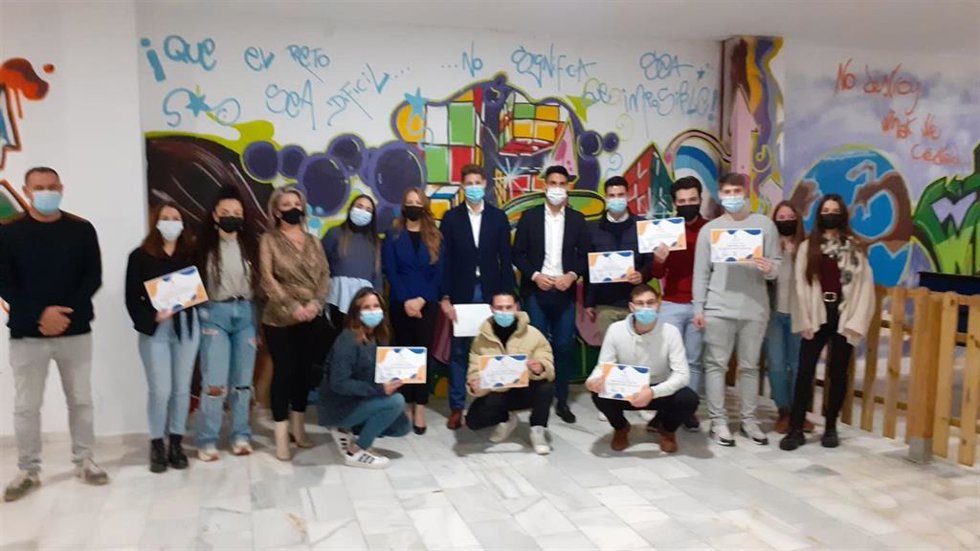 La delegada de Empleo, Virginia Fernández, el asesor de Programas del IAJ en Granada, Juan Carlos Aybar; el alcalde de Lanjarón, Eric Escobedo, y la concejala de Juventud, Carmen Lidia Reyes, asisten a la clausura de un taller de búsqueda de empleo.