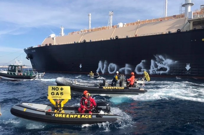 Acción de Greenpeace en un buque gasero en el Puerto de Sagunto