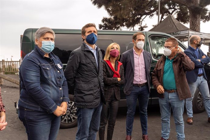 El líder del PP, Pablo Casado, durante una visita a La Palma para seguir la evolución del volcán de Cumbre Vieja, a 12 de noviembre de 2021, en La Palma.