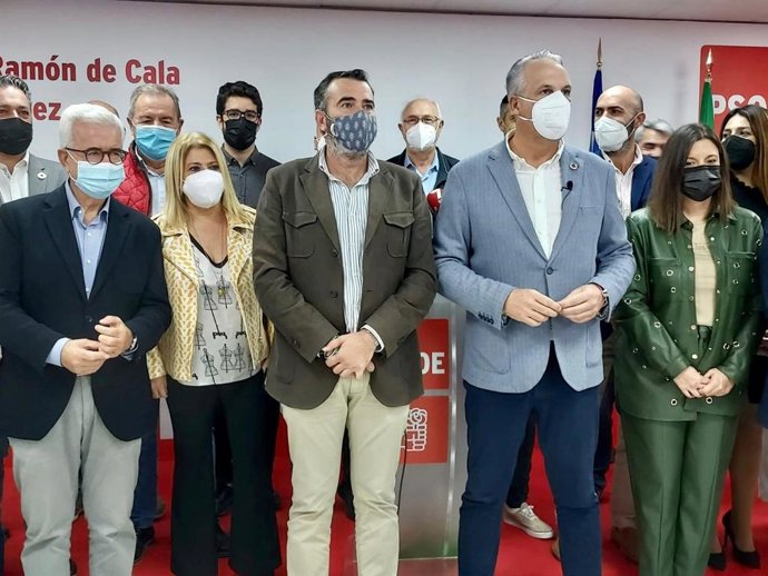 Ruiz Boix acompañado de dirigentes del PSOE como Mamen Sánchez, Jiménez Barrios, Javier Pizarro o Patricia Cavada.