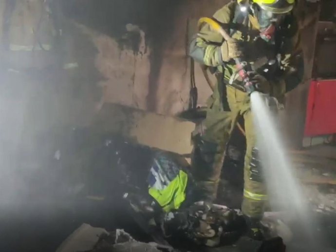 Archivo - Un incendio en una casa de Aspe deja cinco intoxicados por humo, entre ellos un bebé de 9 meses