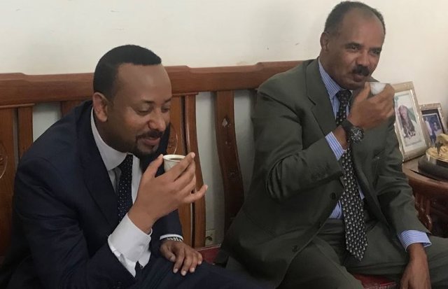Archivo - El primer ministro de Etiopía, Abiy Ahmed (I), y el presidente de Eritrea, Isaias Afwerki (D)