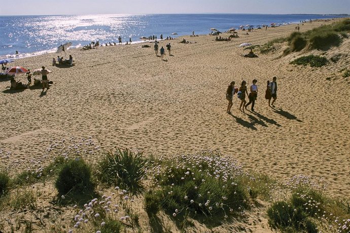 Archivo - Imagen de la playa de Punta Umbría (Huelva).