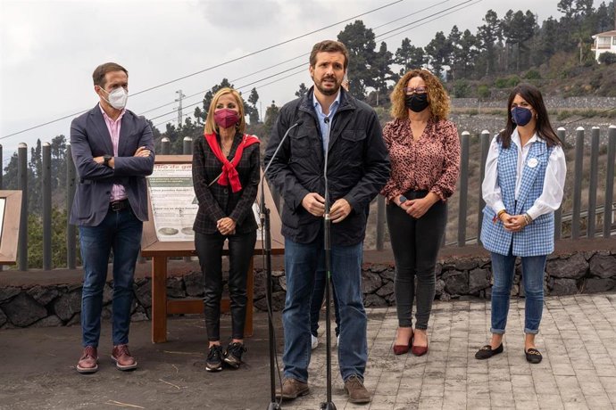 El líder del PP, Pablo Casado, durante una visita a La Palma para seguir la evolución del volcán de Cumbre Vieja, a 12 de noviembre de 2021, en La Palma, Santa Cruz de Tenerife, Canarias, (España). 