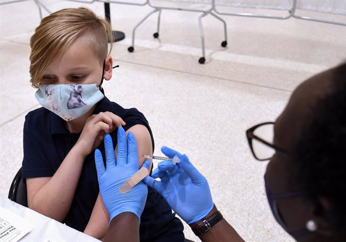 09 November 2021, US, Altamonte Springs: A child receives a shot of the Pfizer COVID-19 vaccine at a vaccination site for 5-11 year-olds at Eastmonte Park in Altamonte Springs.