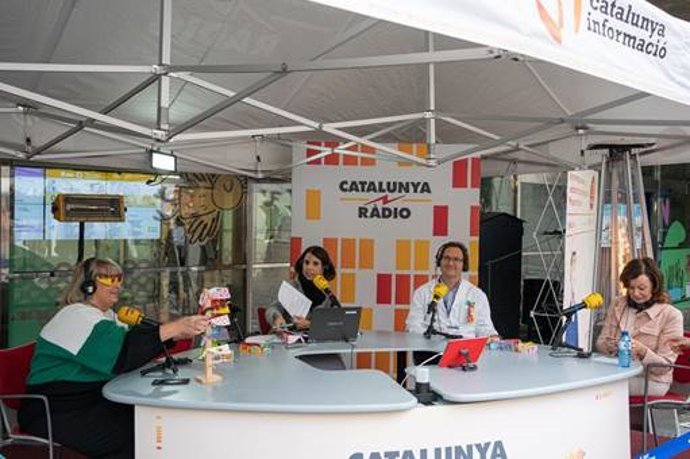 Emisión del programa de 'Catalunya Rdio' desde el Hospital Vall d'Hebron de Barcelona