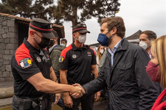 El líder del PP, Pablo Casado (d), durante una visita a La Palma para seguir la evolución del volcán de Cumbre Vieja, a 12 de noviembre de 2021, en La Palma, Santa Cruz de Tenerife, Canarias, (España).