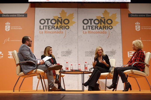 Momento de la intervención de la periodista y escritora Marta Robles en el programa 'Otoño Literario' de La Rinconada, en Sevilla.