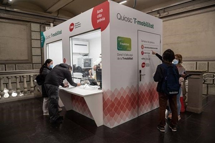 TMB abre en Barcelona cuatro quioscos para gestionar las altas de la T-Mobilitat con cita previa.