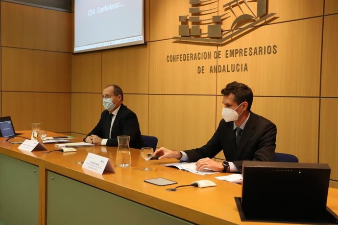 El secretario general de la CEA, Luis Fernández-Palacios, y el profesor Olexandr Nekhay, del Departamento de Economía de la Universidad Loyola.