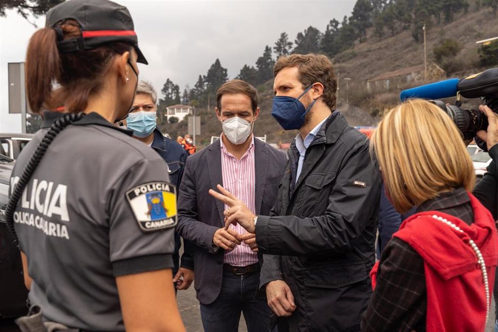 El líder del PP, Pablo Casado, durante una visita a La Palma para seguir la evolución del volcán de Cumbre Vieja, a 12 de noviembre de 2021, en La Palma (Canarias).
