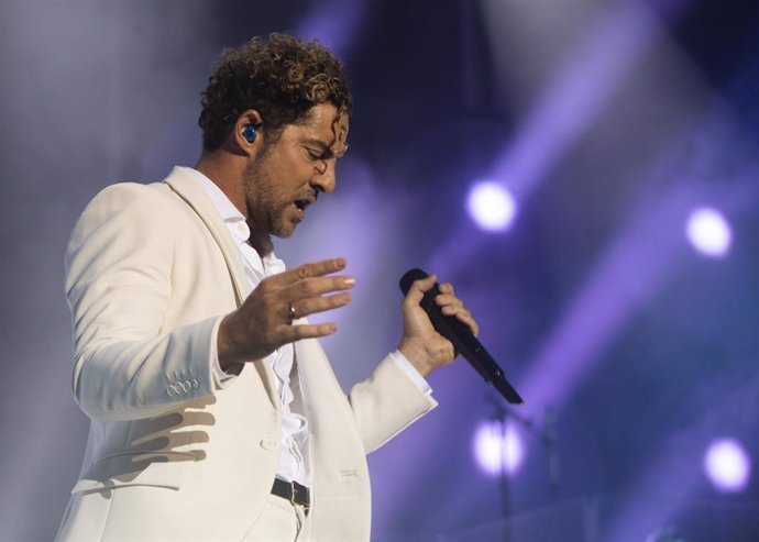 Archivo - David Bisbal durante el concierto trasladado al Estadio Olímpico de la Cartuja.